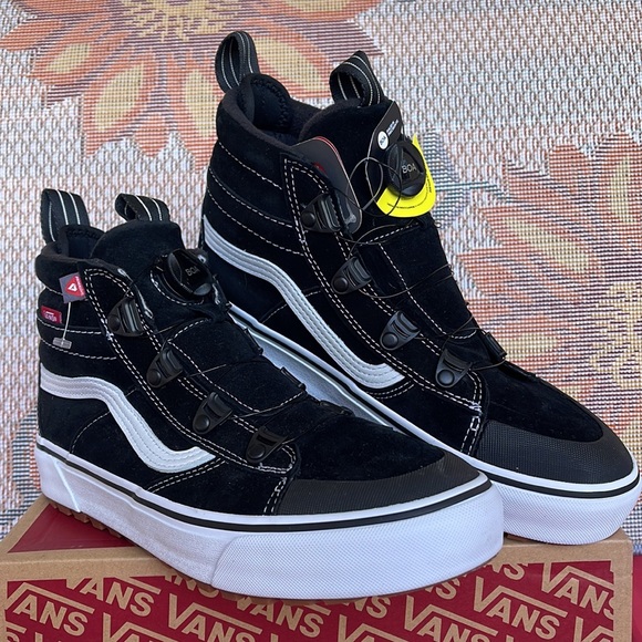 Vans WMNS Sk8-Hi Boa Mte
Black/White
VN0007NMBA2
Boots - Sneakers - Picture 3 of 16